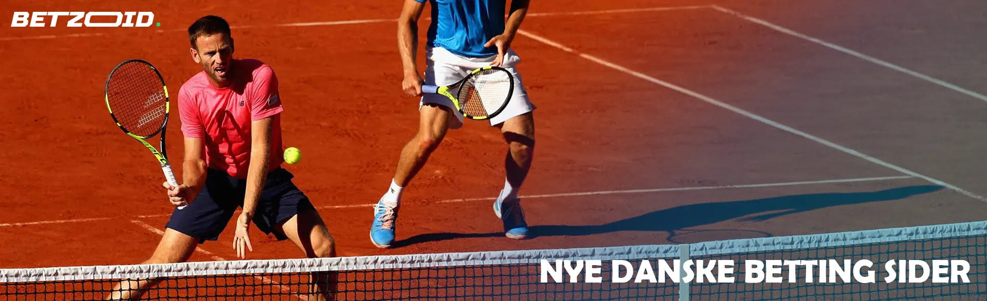 Tennisspillere i aktion under en kamp.