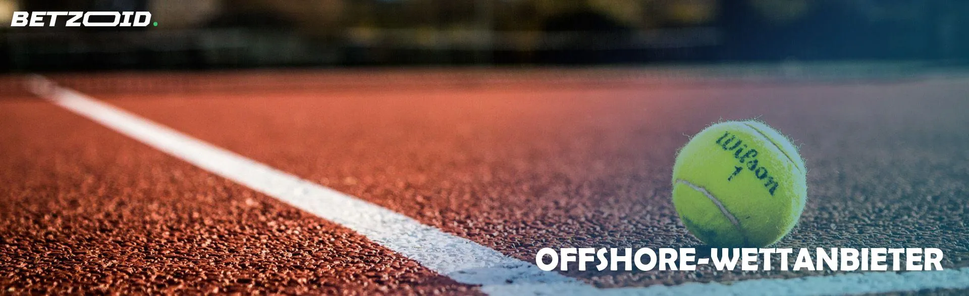 Der Tennisball liegt auf dem Platz.