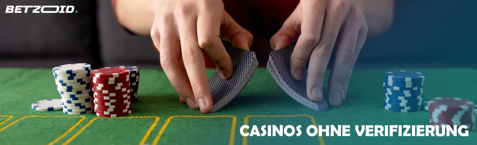 Ein Spieler mischt Karten auf einem Casinotisch.