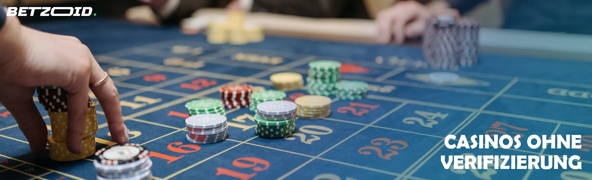 Der Spieler legt Chips auf den Casinotisch.