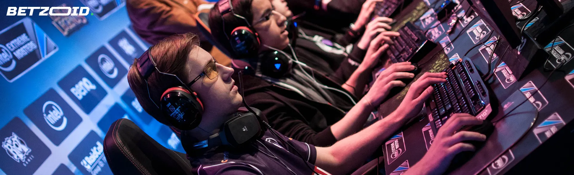 Cyber ​​athletes compete in a professional tournament.