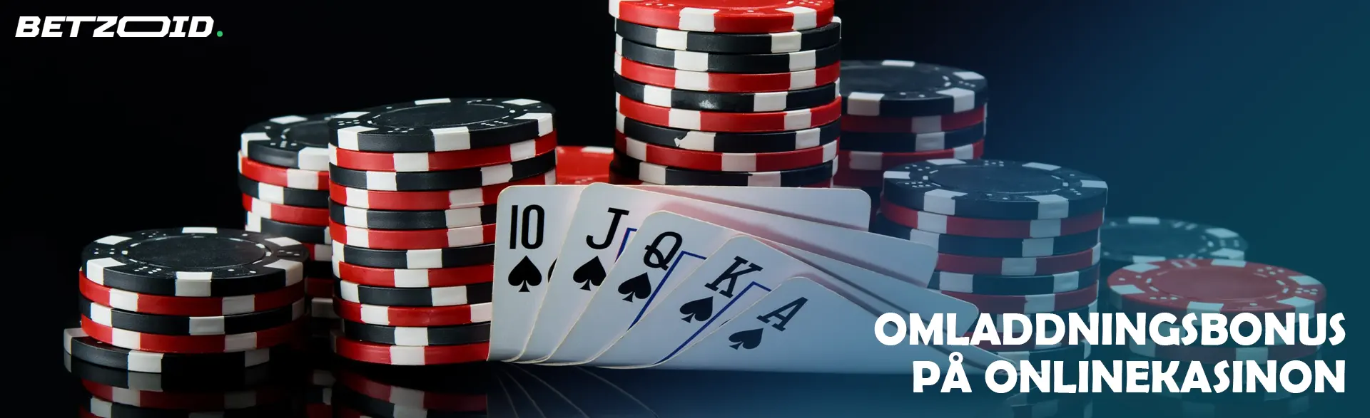 En hög med chips och kort på en mörk bakgrund.