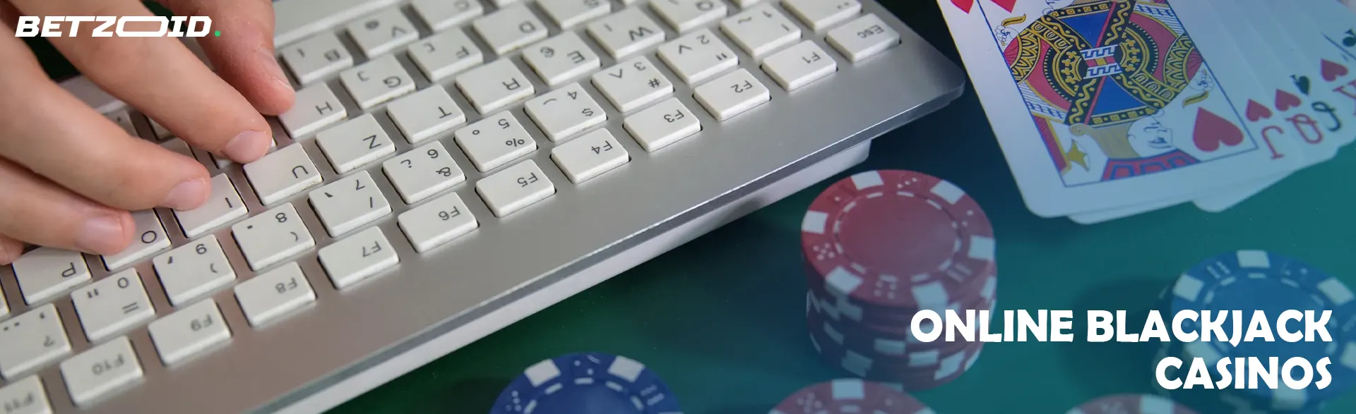 Karten und Chips neben der Tastatur.