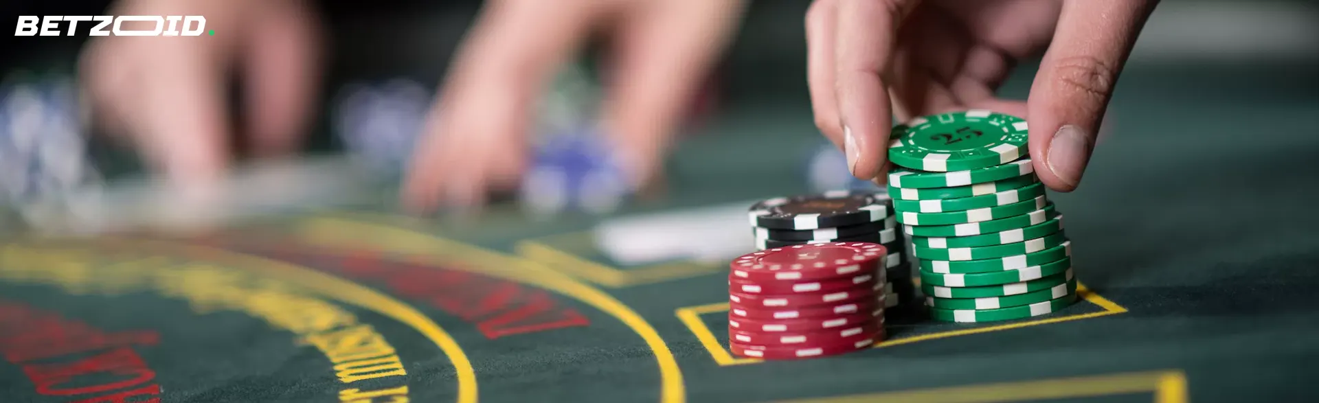 Mesa de póquer con cartas y fichas en el juego.