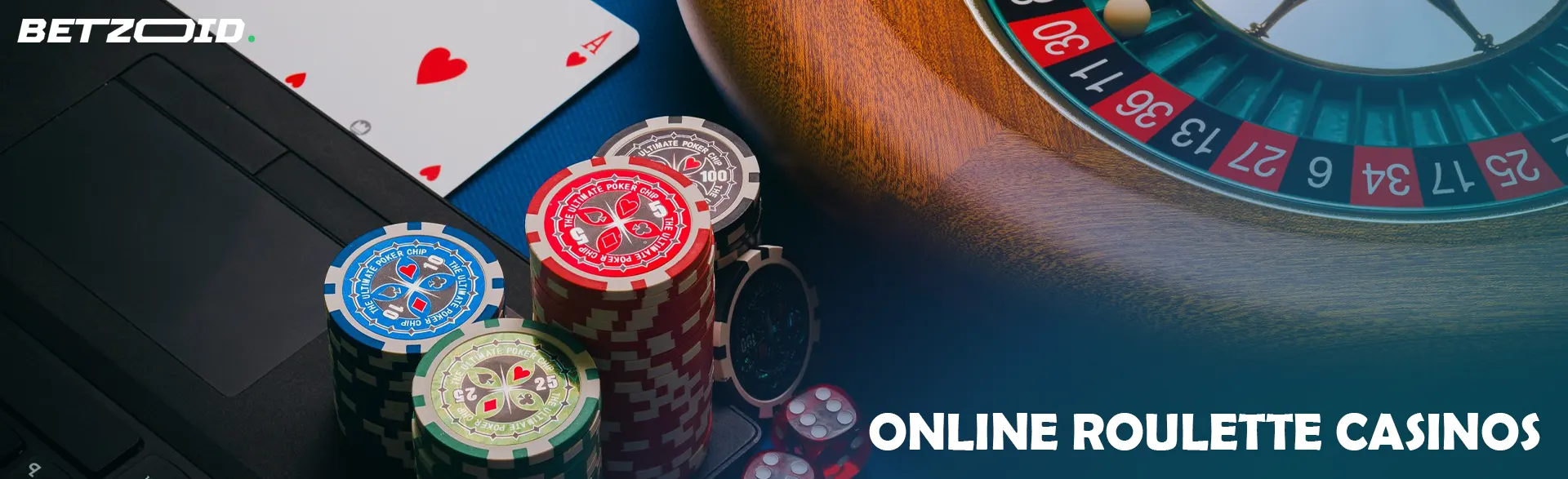 Roulette und Karten neben Chips auf der Laptoptastatur.