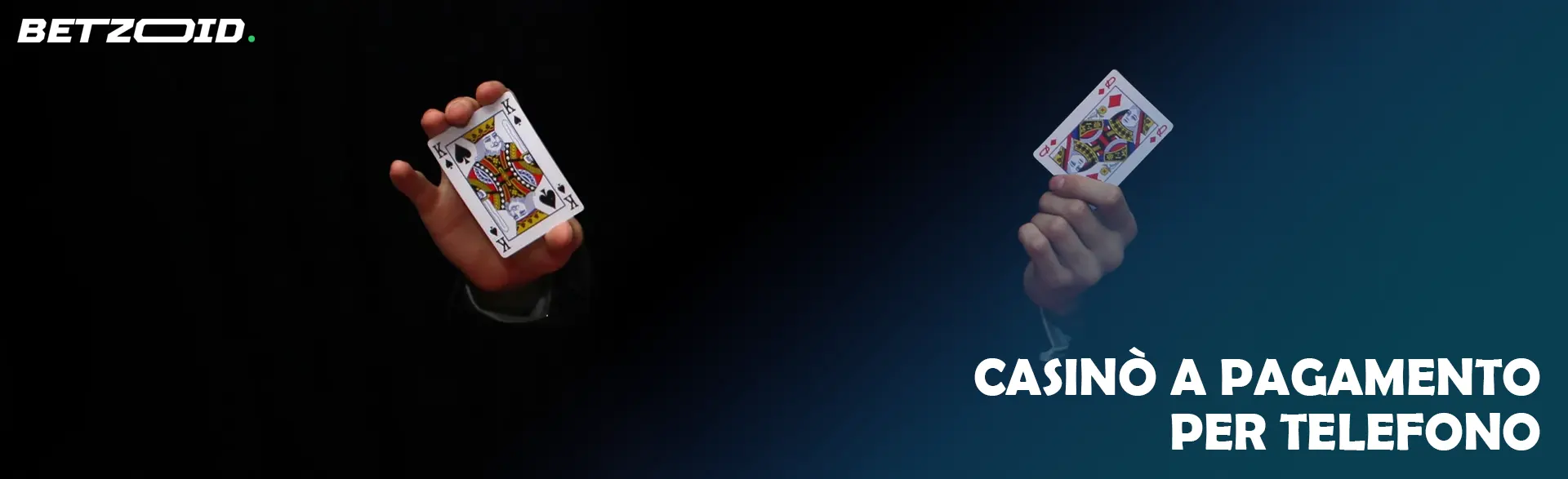 Mani che tengono carte da gioco su sfondo nero.