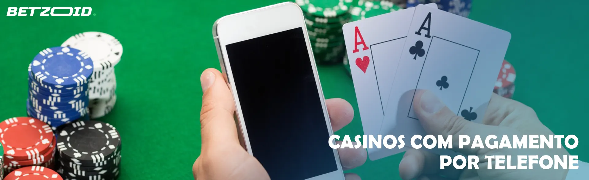 Cartões e um smartphone nas mãos do jogador no fundo de fichas de casino.