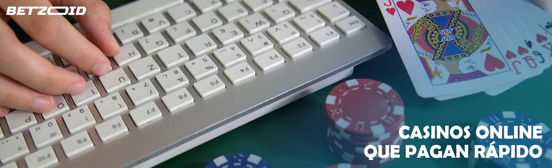 Tarjetas de casino y fichas al lado del teclado.
