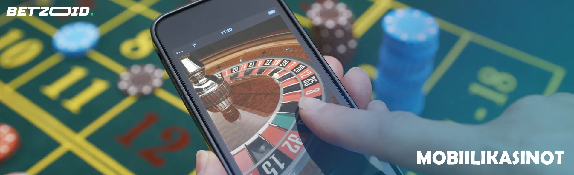 Pelaaja, jolla on älypuhelin online-ruletilla.