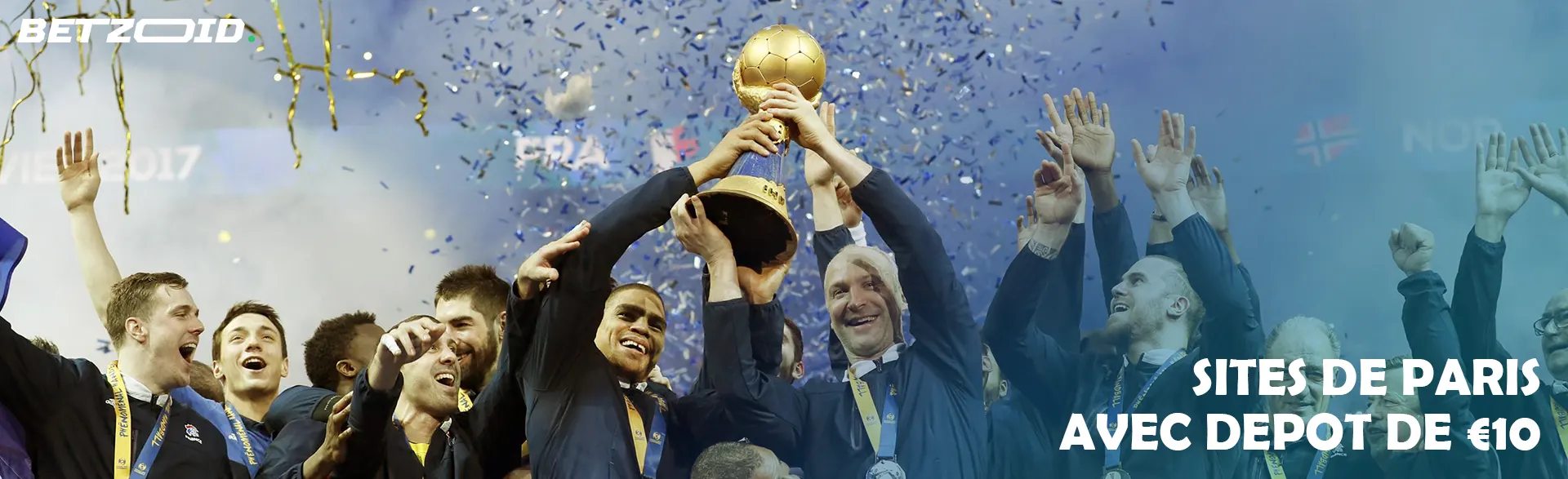 Une équipe de footballeurs célèbre une victoire avec un trophée.