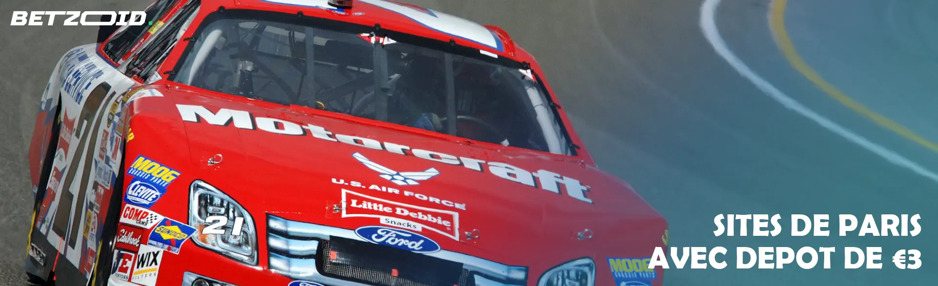 Voiture de course sur la piste pendant la course.