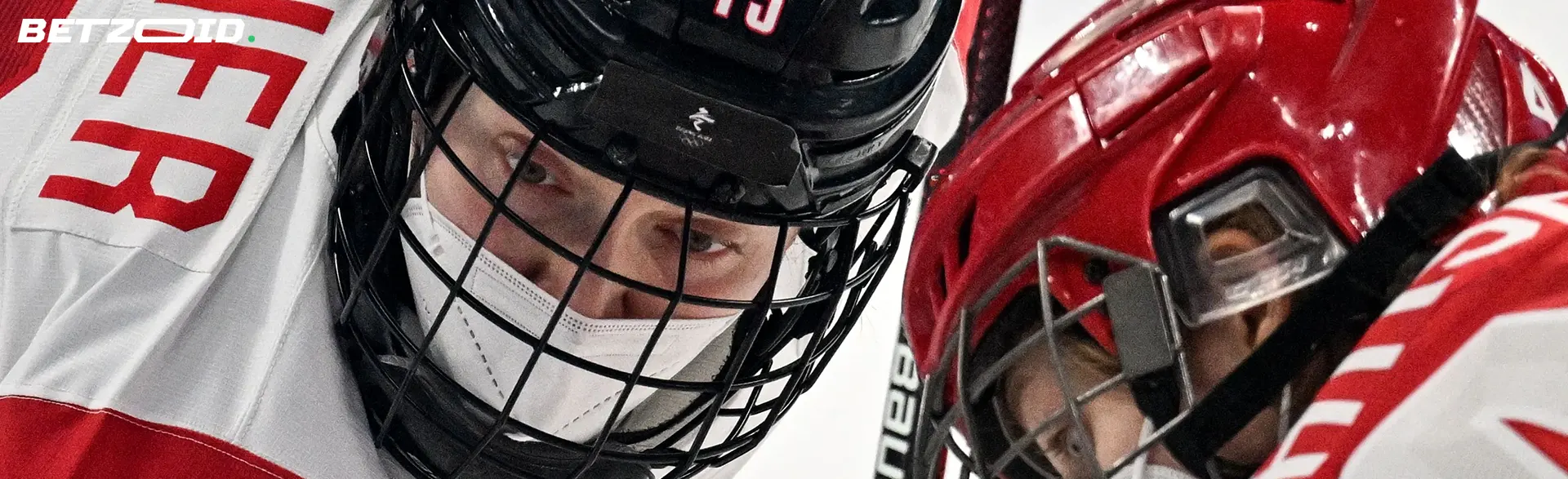 Kaksi jääkiekkoilijaa kypärissä.