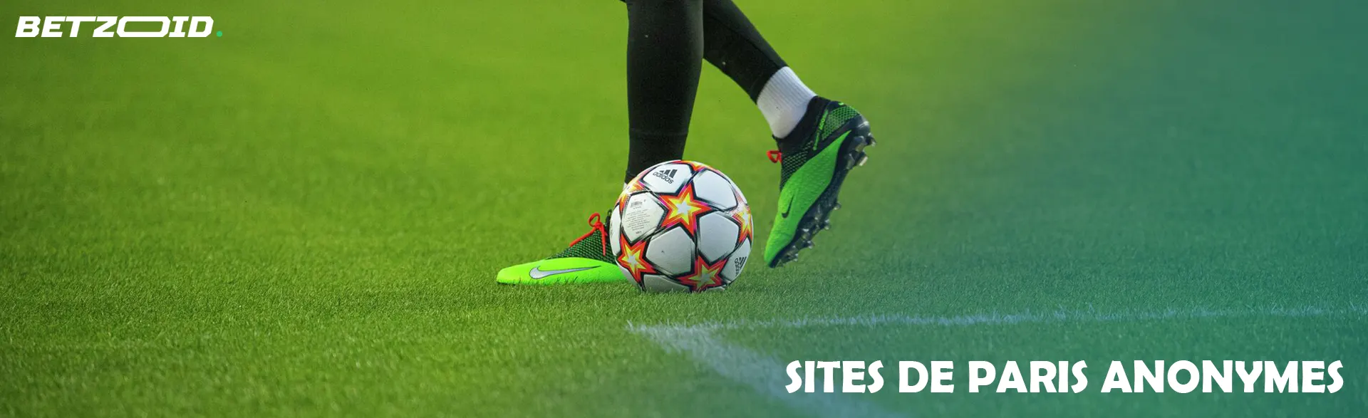 Un footballeur sur le terrain avec un ballon.