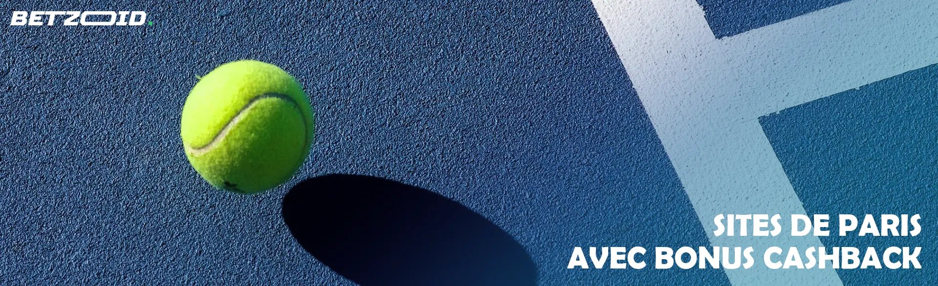 Une balle de tennis rebondit sur le court.