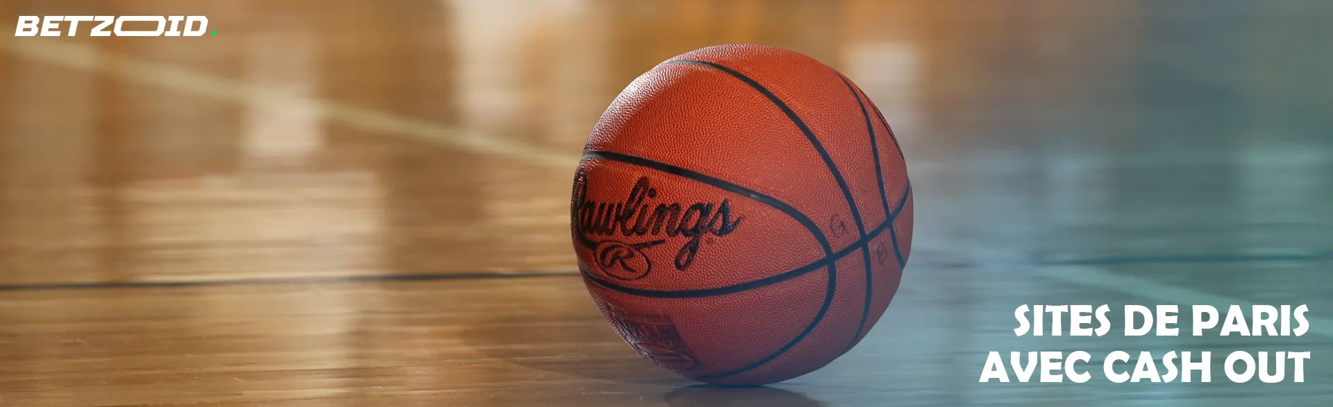 Un ballon de basket repose sur le parquet.