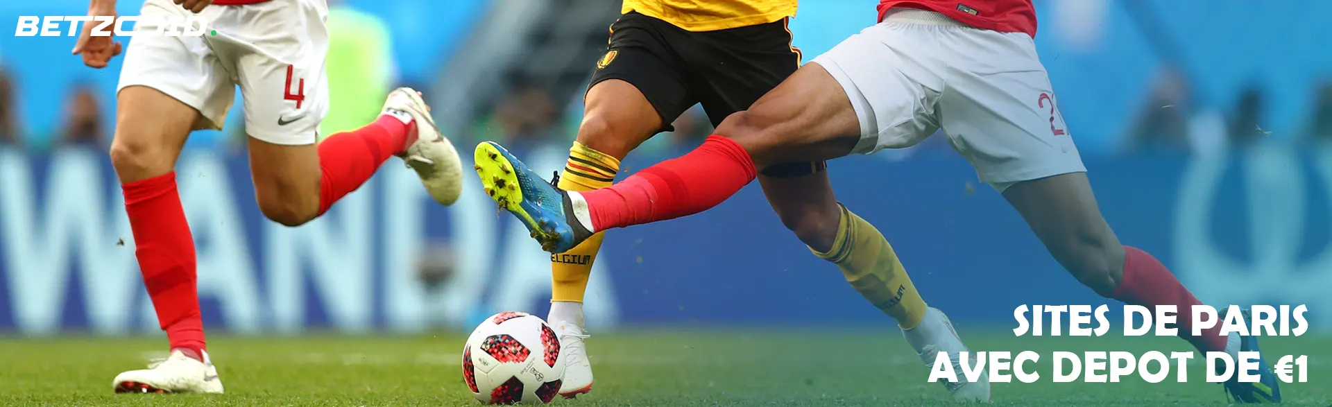 Des footballeurs se disputent le ballon pendant le match.