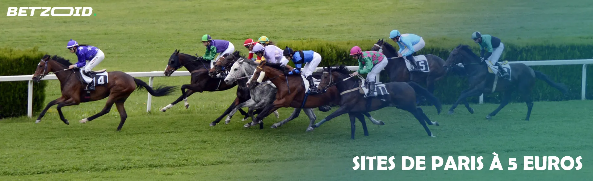 Des jockeys à cheval pendant une course.