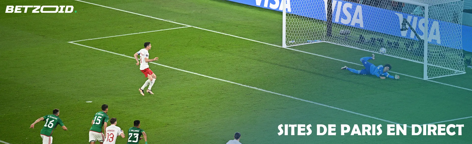 Des footballeurs jouent sur le terrain.