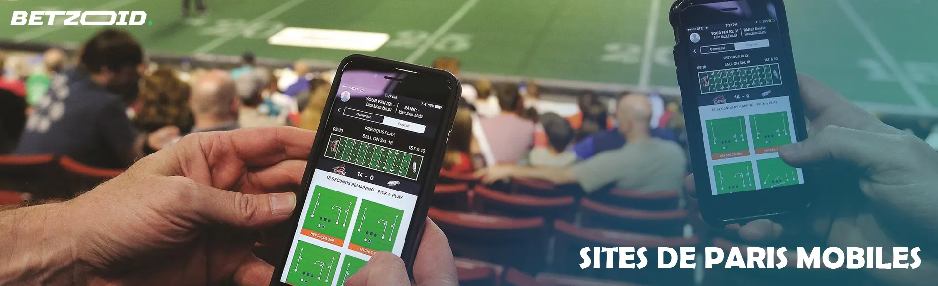 Des personnes avec des smartphones parient assises dans les tribunes.