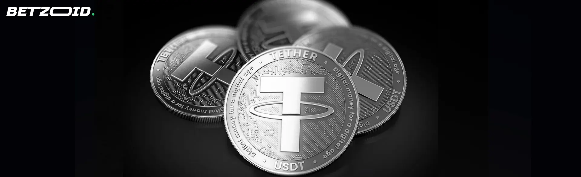 Des pièces argentées de cryptomonnaie Tether sur un fond sombre.