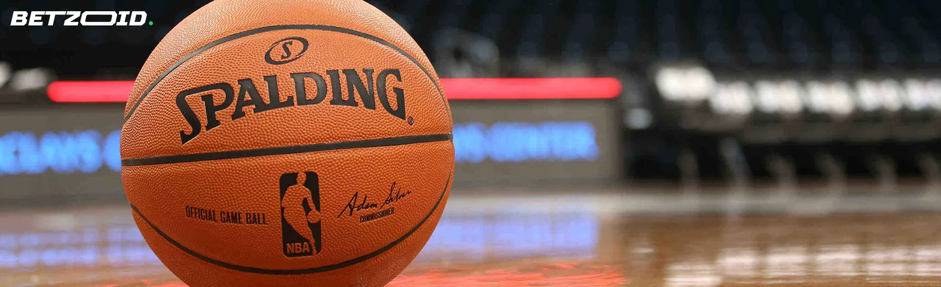 Basketball mit NBA-Logo auf Spielfeld.
