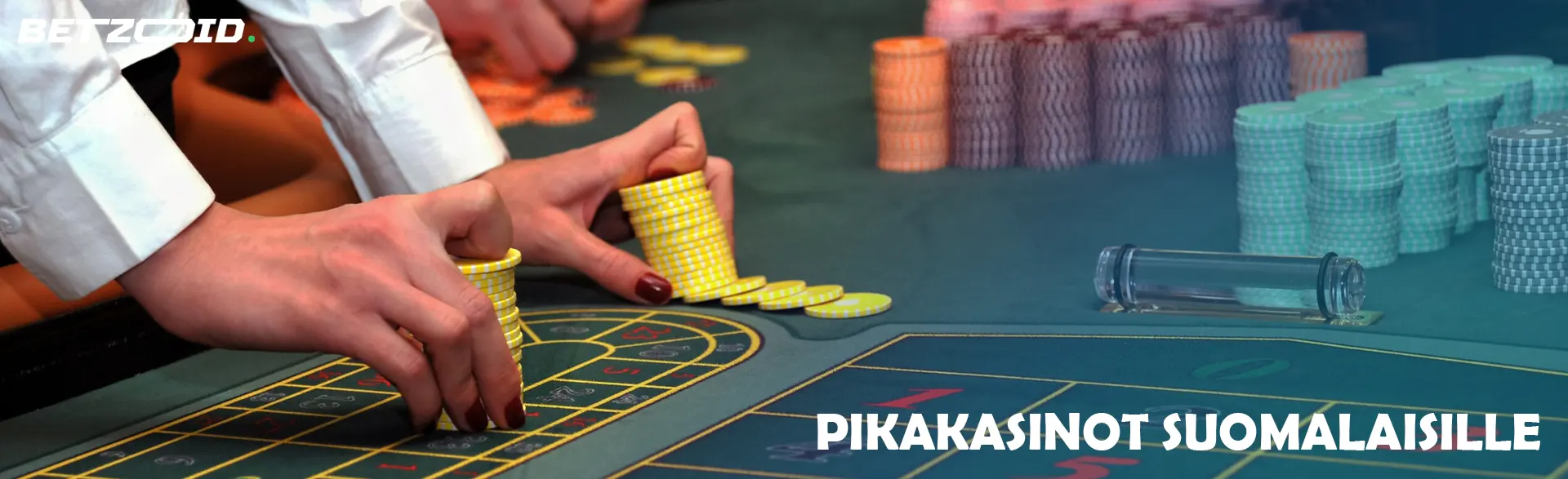 Pelaaja pitää kasinopöydällä olevia pelimerkkejä käsissään.