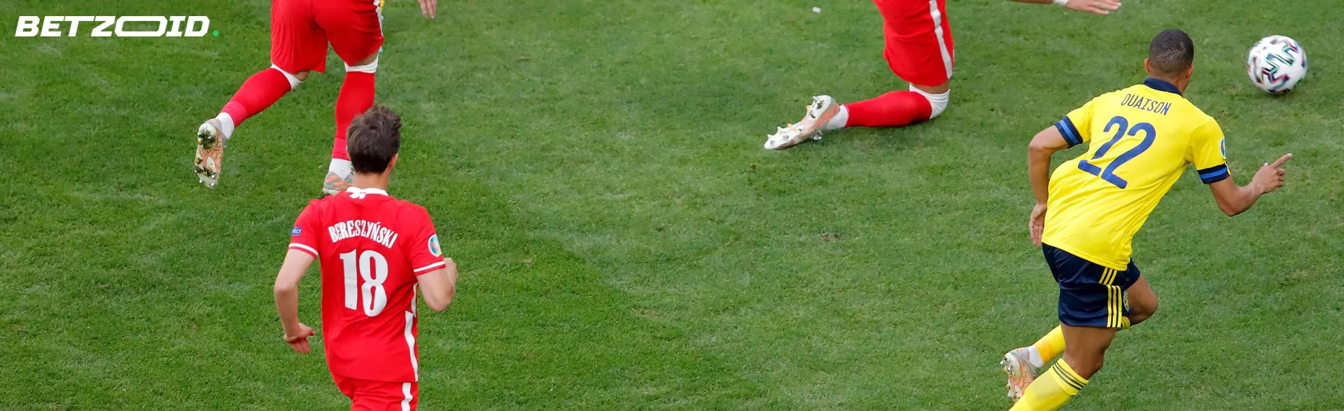 Piłkarze w akcji podczas meczu.