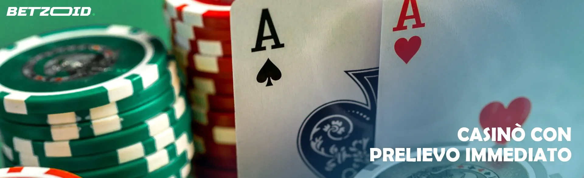 Due carte con assi e fiches del casinò su sfondo verde.