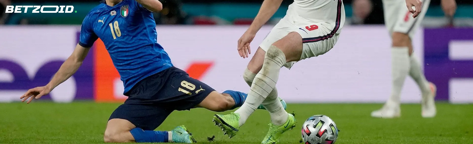 Fußballspieler in Aktion während des Spiels.