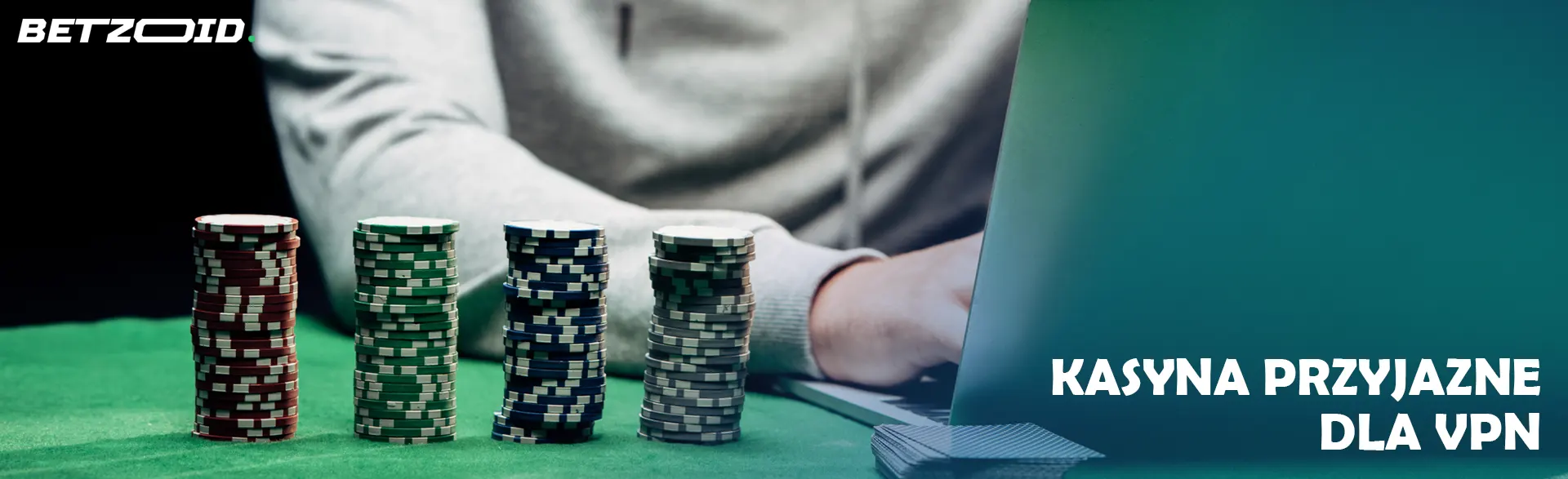 Gracz za laptopem obok żetonów w kasynie.