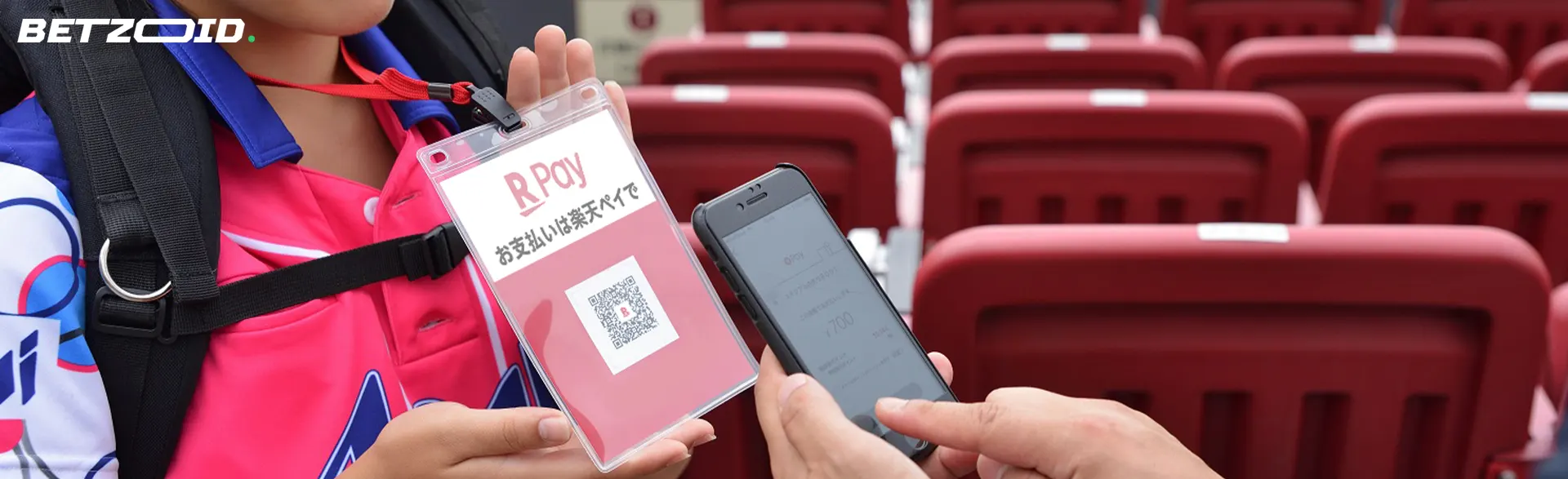 人が楽天のQRコードをスキャンします。