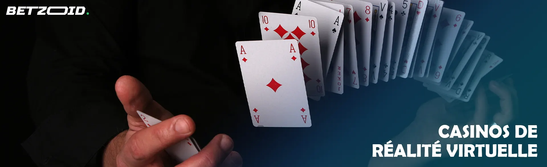 Une personne mélange des cartes en l’air.