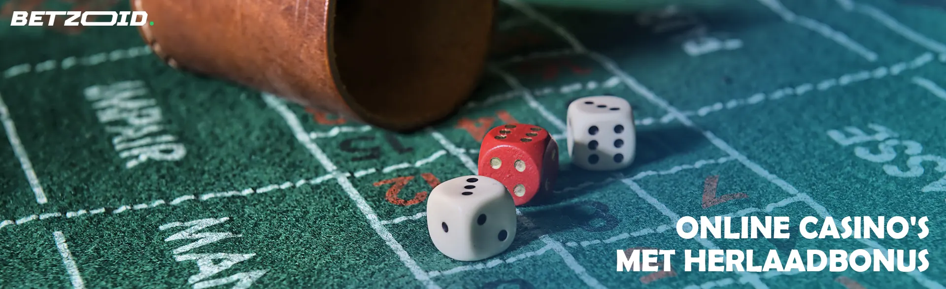 De dobbelstenen liggen naast de werpkom.