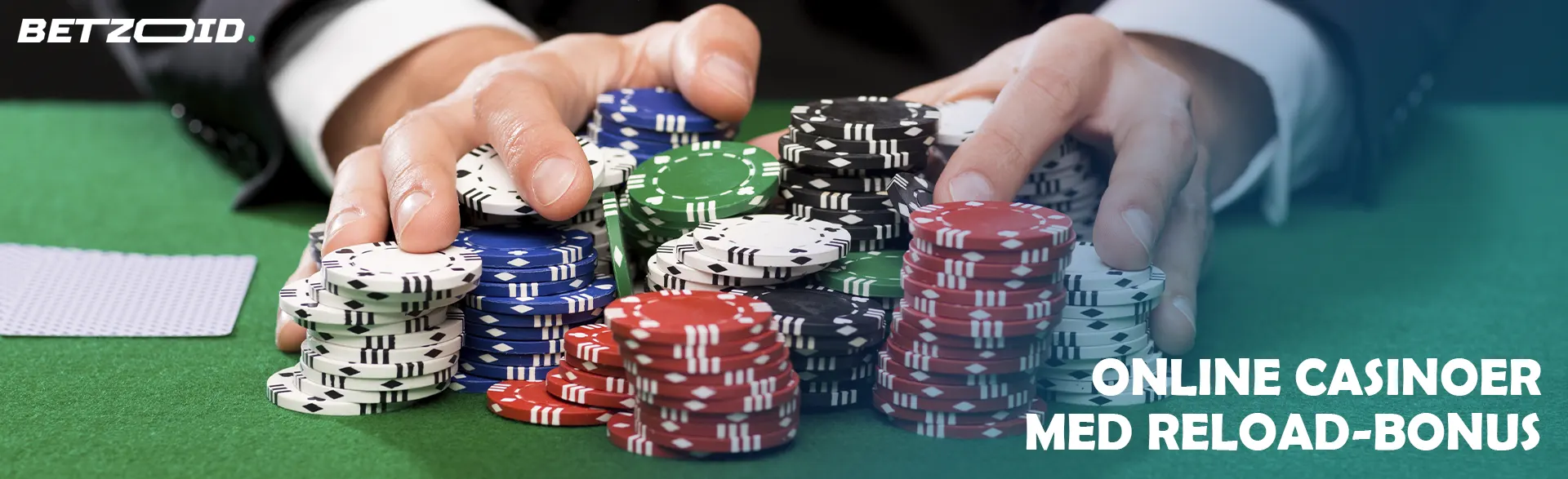 En spiller holder en bunke chips på et casinobord.