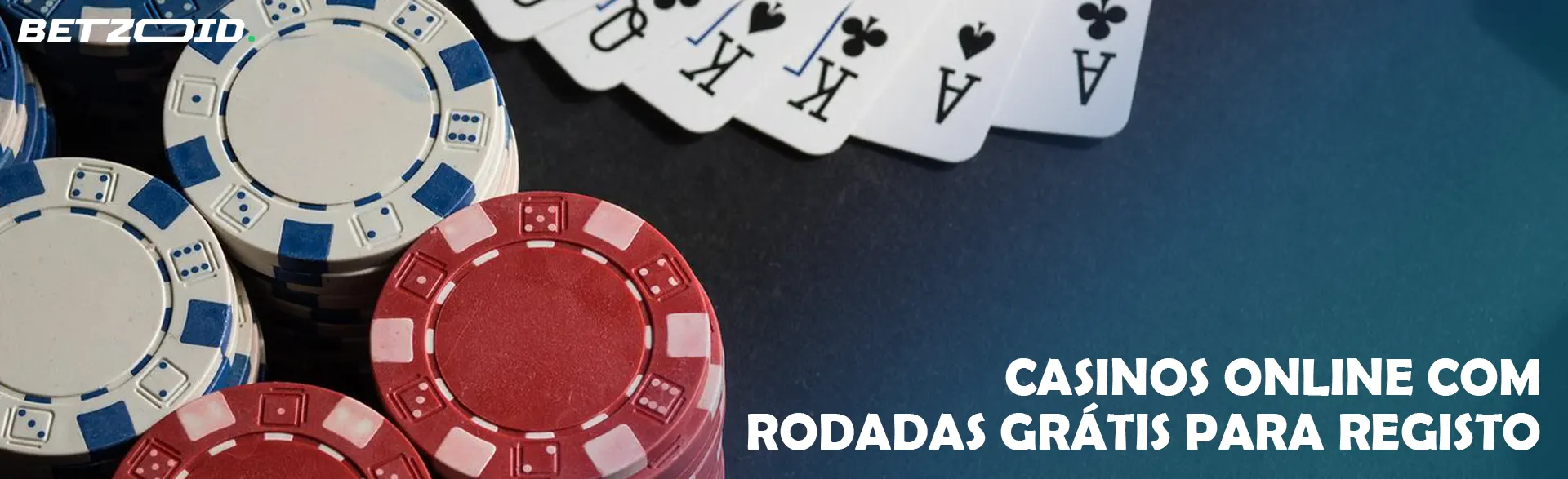 Cartões ao lado de fichas de casino.
