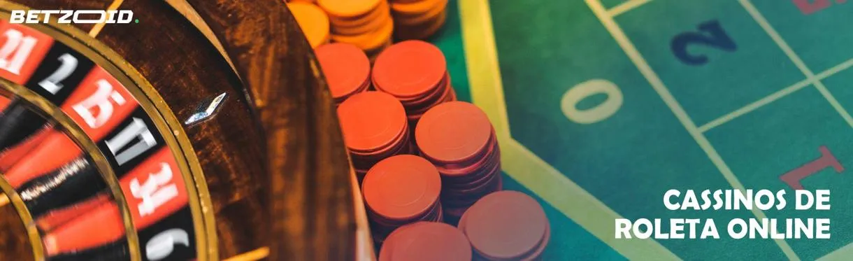 Roda de roleta ao lado de fichas de cassino.