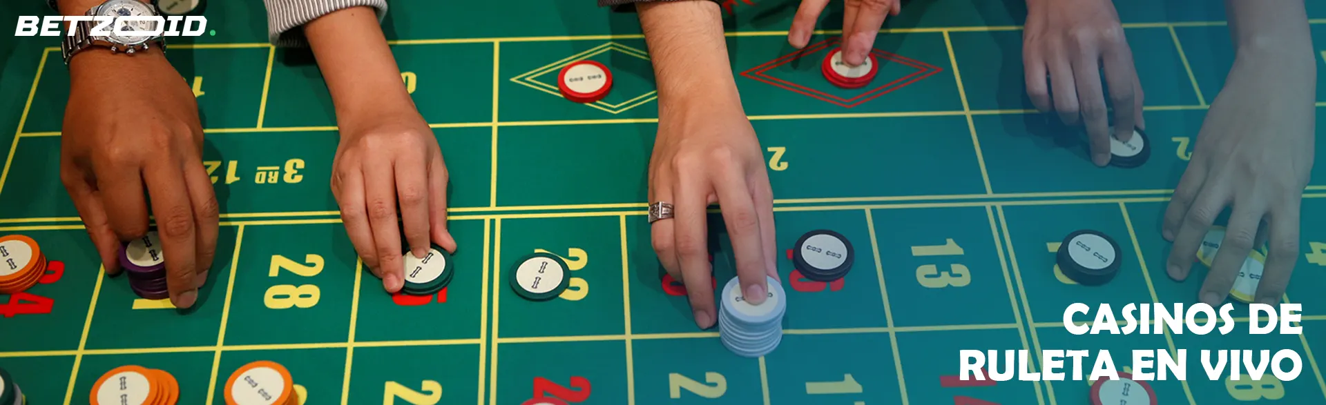 Los jugadores hacen apuestas con fichas de casino.