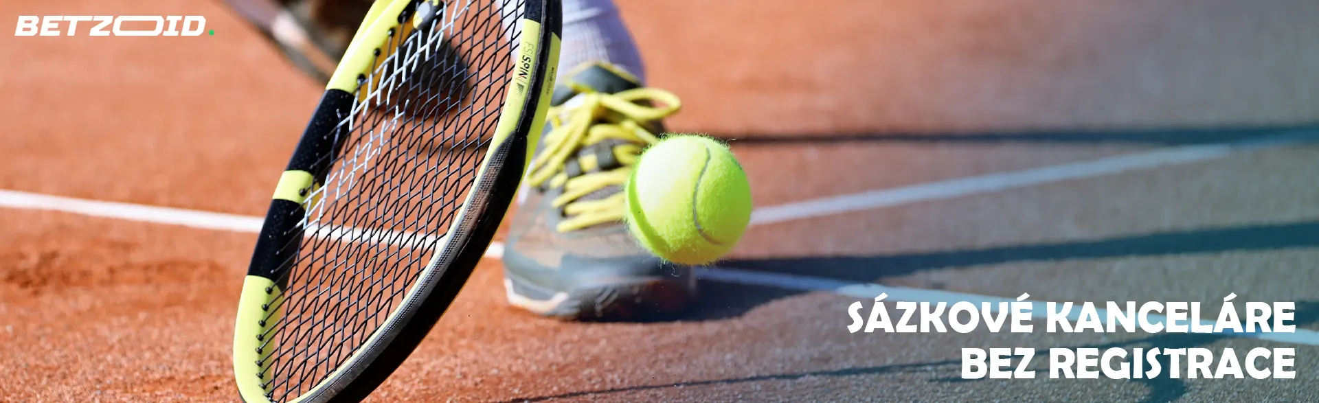 Tenisový míček v blízkosti rakety na kurtu.