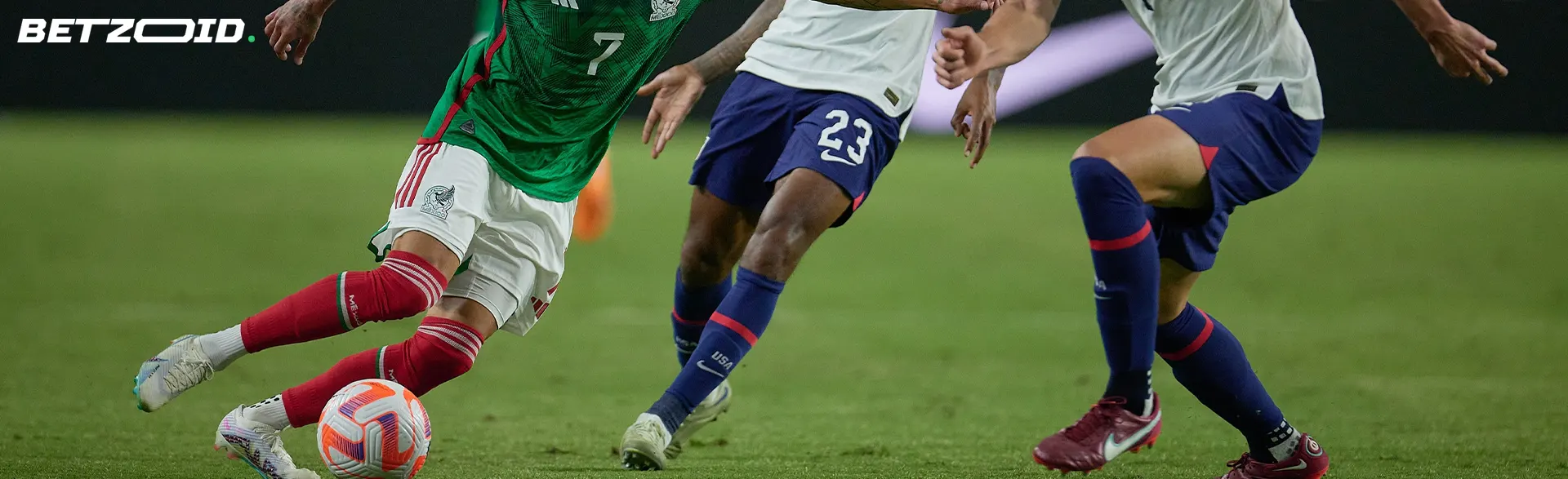 Los futbolistas luchan por el balón durante el partido.