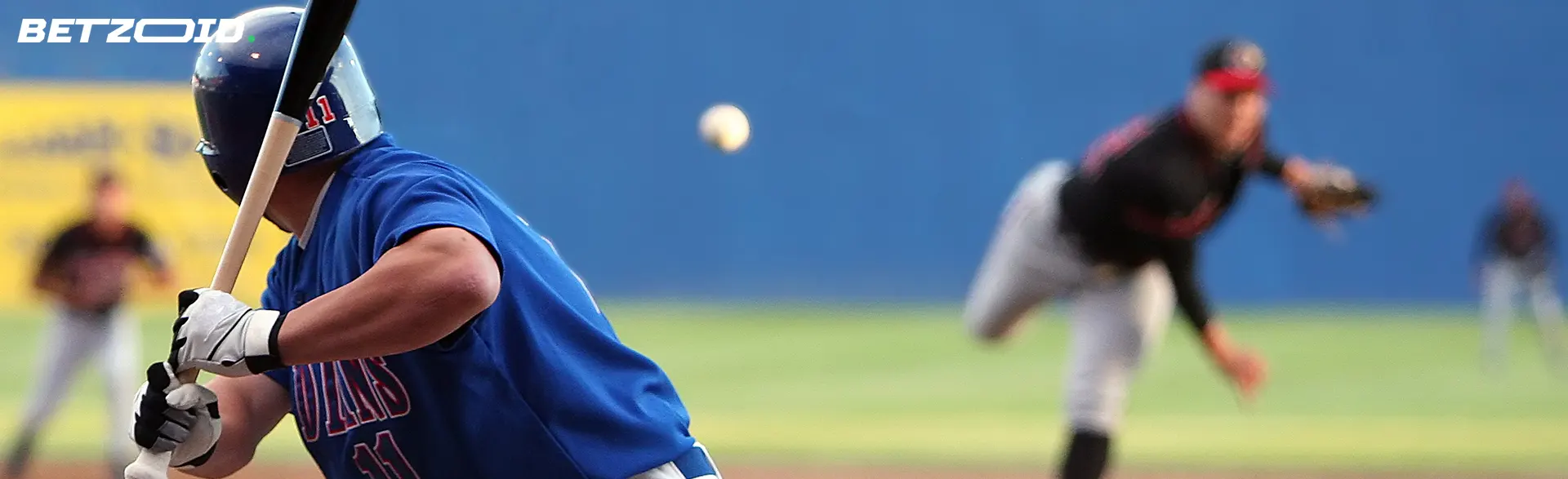 Hráč baseballu se připravuje odpálit míč.