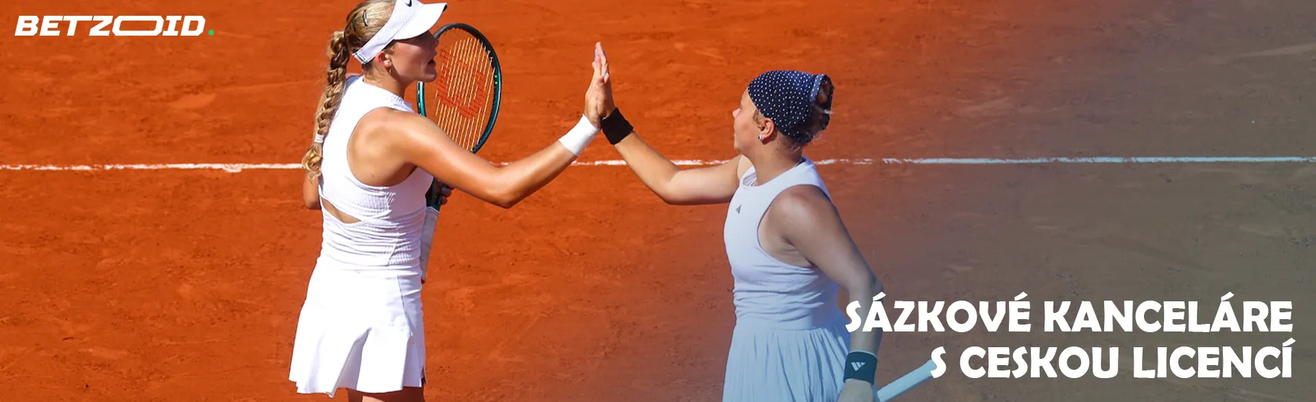 Tenistky si na kurtu podávají ruce. 