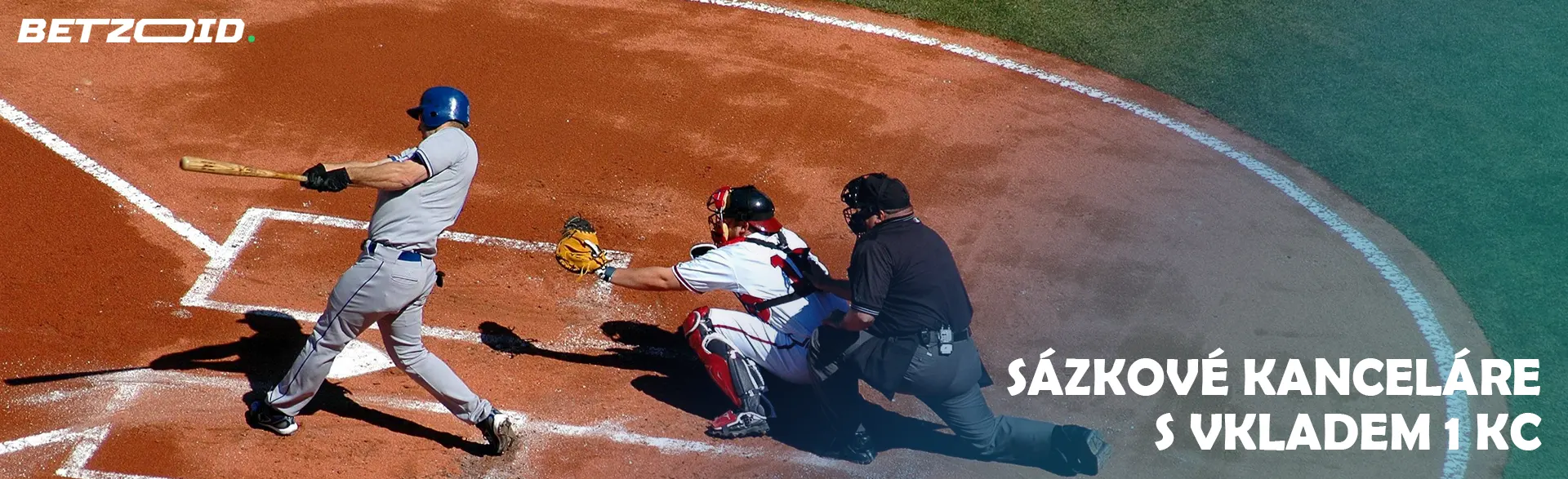 Hráč baseballu máchne pálkou a zasáhne.