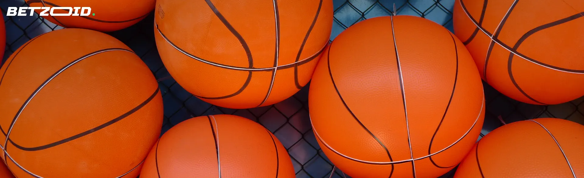 Několik basketbalových míčů na síti.