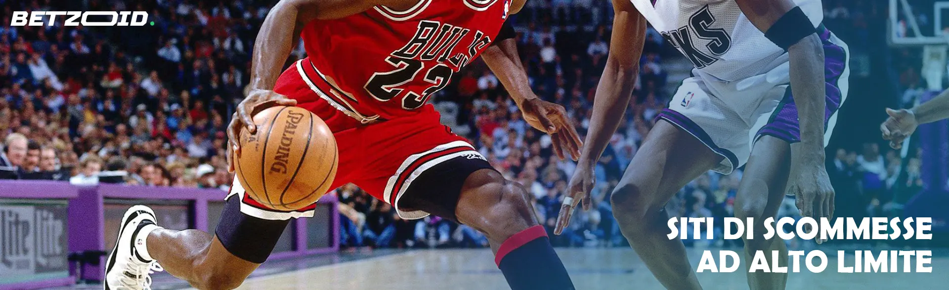 Giocatori di basket in dinamica in campo durante la partita.