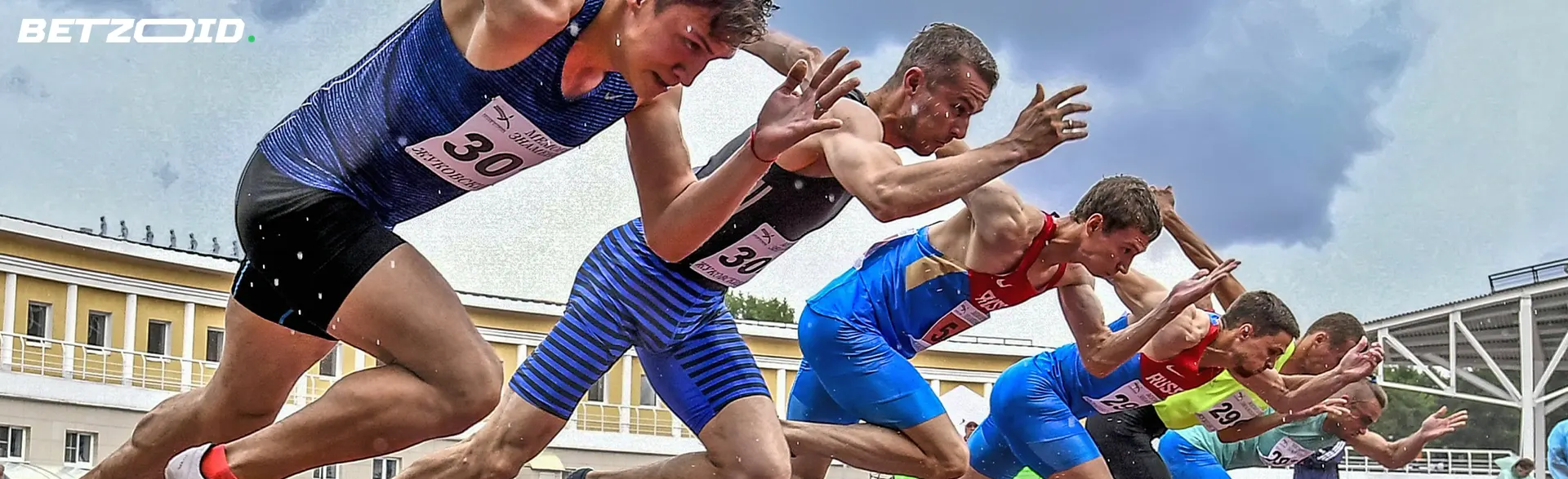Atletas comenzando una carrera de velocidad al aire libre para casas de apuestas con bono sin deposito.