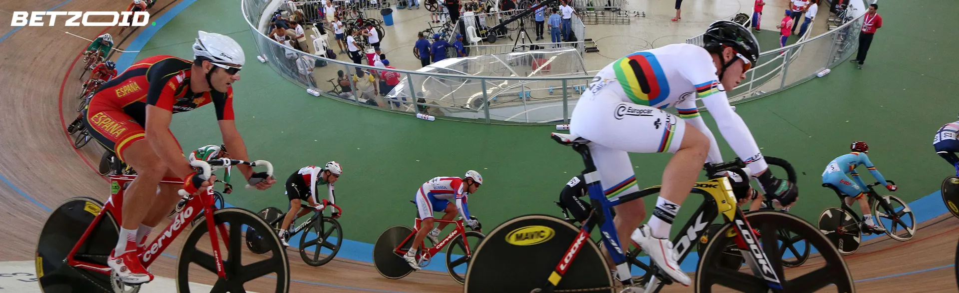 Cyklisté během závodu na dráze.