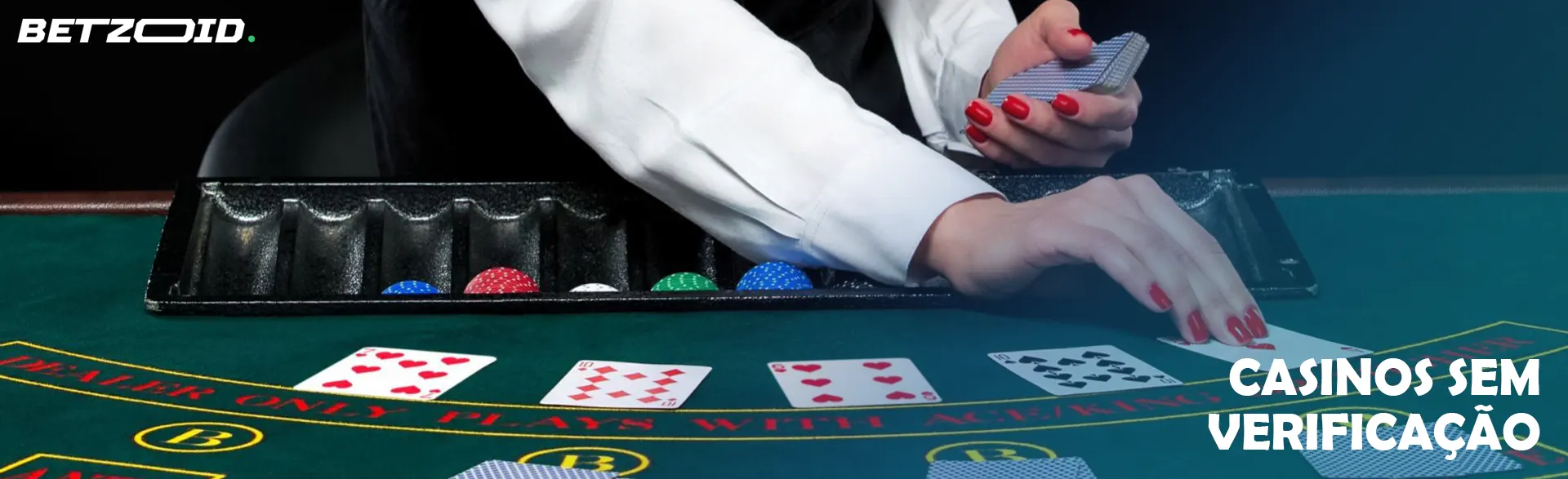 O croupier coloca as cartas na mesa do casino.