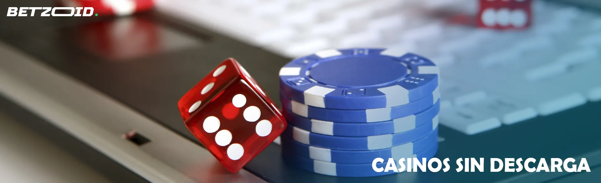 Los dados y las fichas del casino se encuentran sobre el teclado.