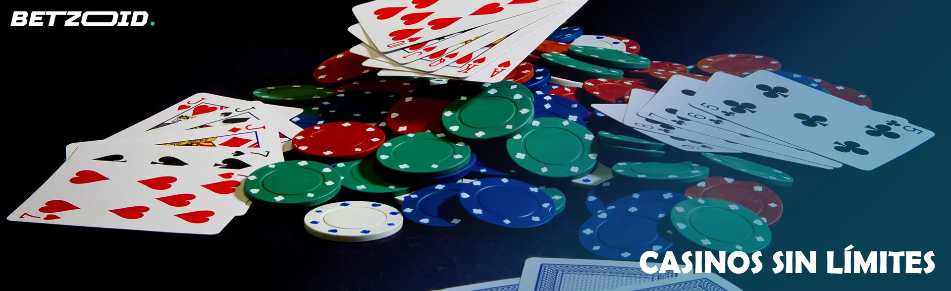 Montón de fichas y cartas sobre un fondo oscuro.