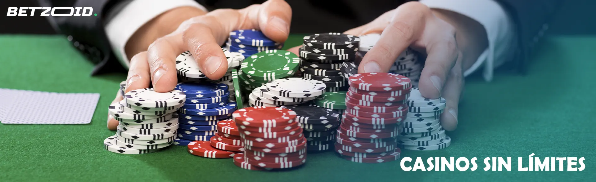 Un jugador sostiene una pila de fichas en una mesa de casino.